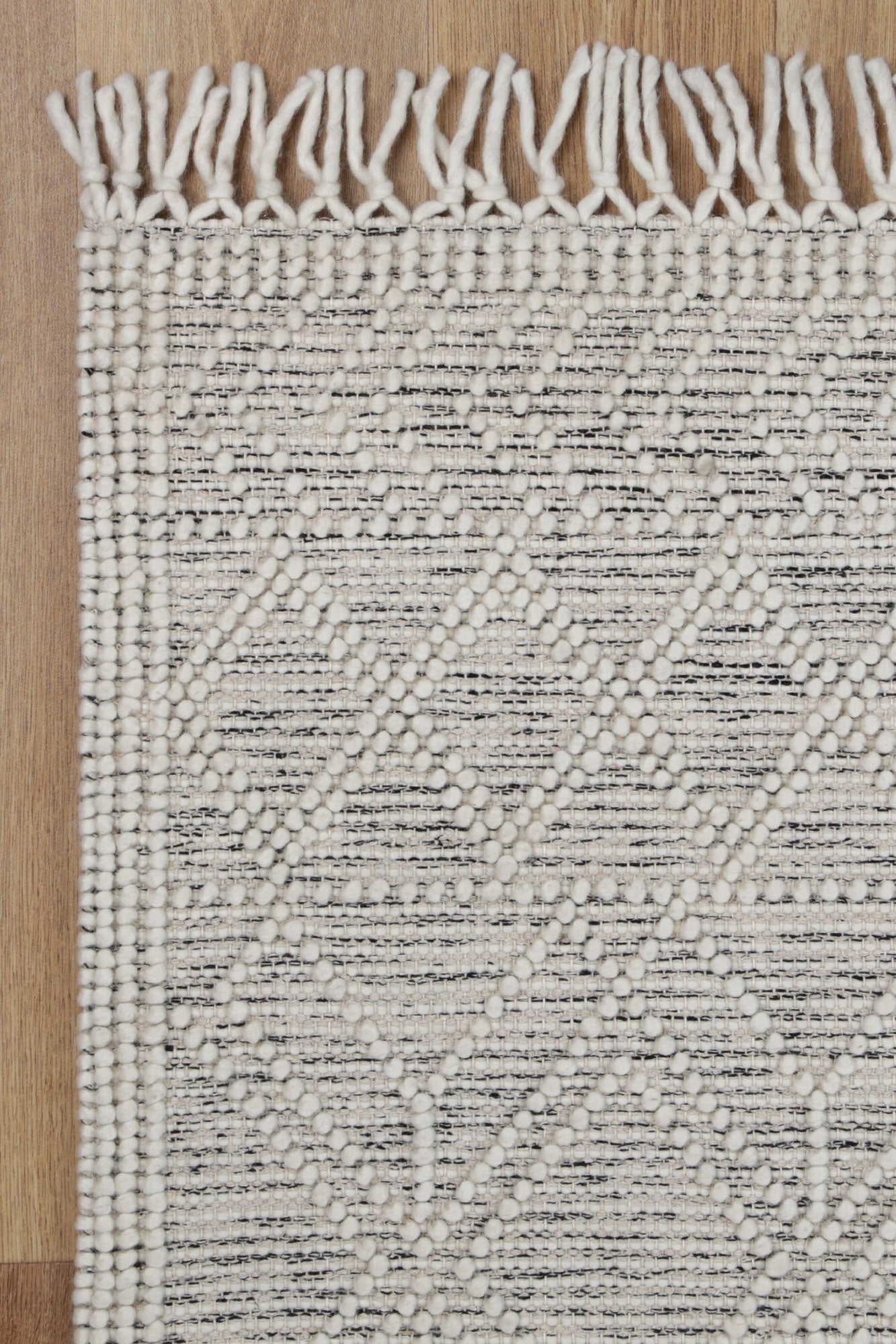 Perla Ava White Black Rug
